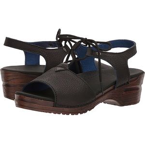 NWT 🛍️  Sanita Handcrafted Leather Wooden Clog Sandals